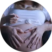 seance-preparation-accouchement Femme enceinte avec son mari avec les mains sur le entre en forme de coeur